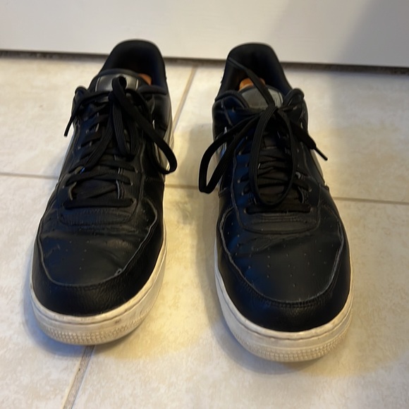 Black Nike Air Force 1 (US-11) - Picture 3 of 8